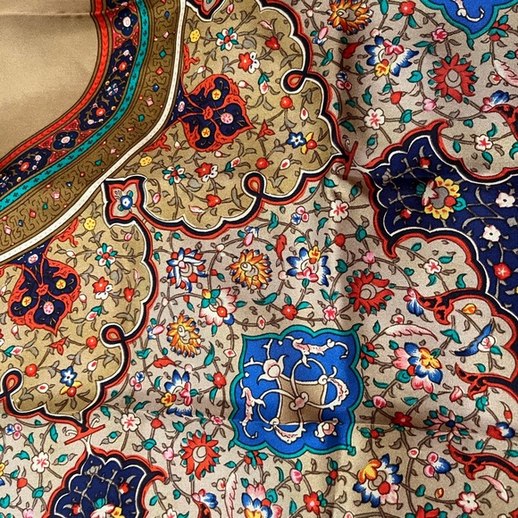 Metropolitan Museum of Art Silk Scarf - Picture 8 of 11